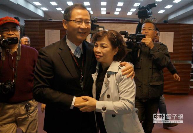 吳志揚(yáng)縣府辭行 員工依依不舍(圖) 吳志揚(yáng)縣府辭行 員工依依不舍(圖)