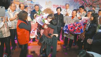 嘉義市長黃敏惠卸任溫馨劃句點 丈夫送花獻吻(圖) 嘉義市長黃敏惠卸任溫馨劃句點 丈夫送花獻吻(圖)