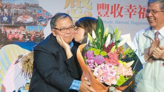嘉義市長黃敏惠卸任溫馨劃句點 丈夫送花獻吻(圖) 嘉義市長黃敏惠卸任溫馨劃句點 丈夫送花獻吻(圖)