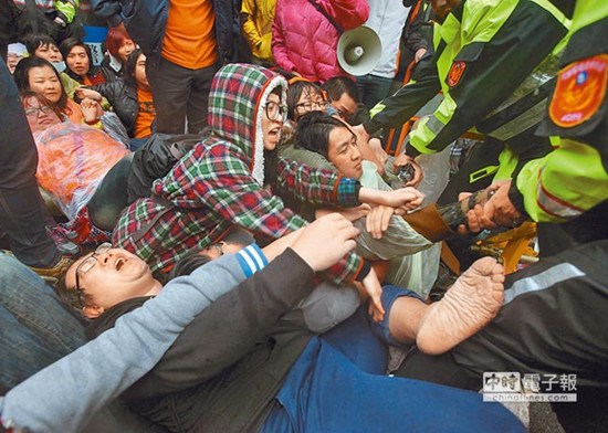 高速公路失業(yè)收費(fèi)員突襲馬英九官邸 集體扔鞋(圖) 高速公路失業(yè)收費(fèi)員突襲馬英九官邸 集體扔鞋(圖)