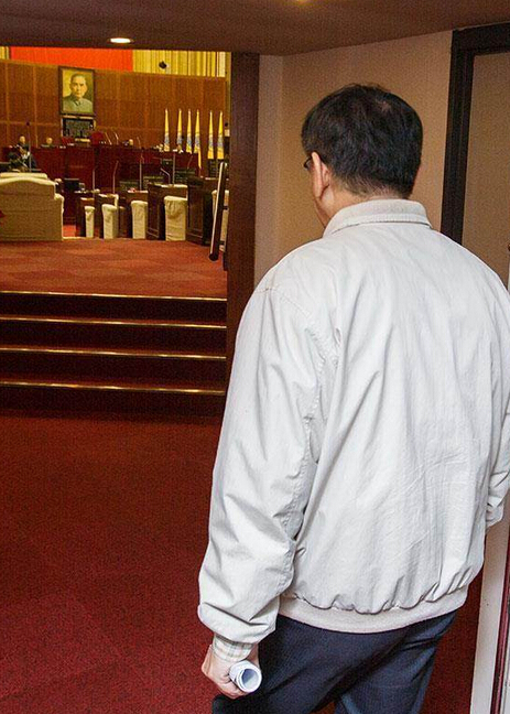 臺北市長柯文哲26日率市府首長赴臺北市議會參加第12屆成立大會,并首次與市議員們見面。(臺媒圖) 臺北市長柯文哲26日率市府首長赴臺北市議會參加第12屆成立大會,并首次與市議員們見面。(臺媒圖)