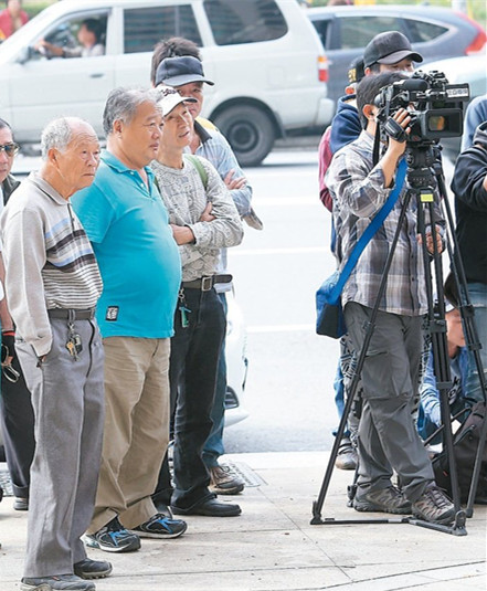 陳水扁住宅外媒體守候 周圍餐廳業績因此暴增(圖) 陳水扁住宅外媒體守候 周圍餐廳業績因此暴增(圖)