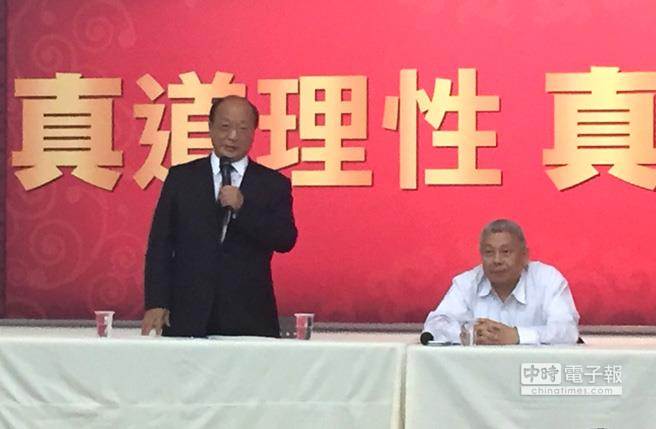 胡志強(qiáng)(左)在旺旺集團(tuán)董事長蔡衍明(右)陪同下,與集團(tuán)干部見面 胡志強(qiáng)(左)在旺旺集團(tuán)董事長蔡衍明(右)陪同下,與集團(tuán)干部見面