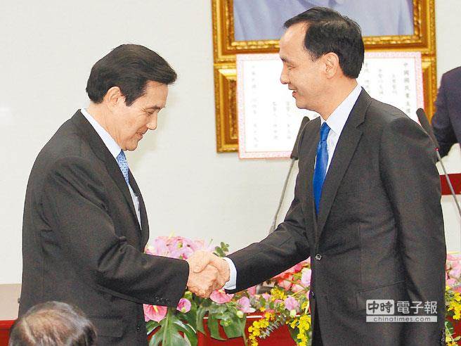 圖為新任黨主席朱立倫(右)就職與出席觀禮的馬英九握手致意 圖為新任黨主席朱立倫(右)就職與出席觀禮的馬英九握手致意