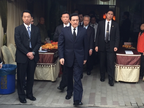 桃園大火6名消防員不幸殉職 馬英九前往悼念(圖) 桃園大火6名消防員不幸殉職 馬英九前往悼念(圖)