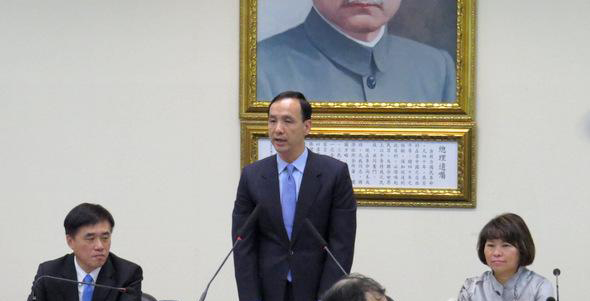 朱立倫首次主持國民黨中常會。圖左為副主席郝龍斌、右為副主席黃敏惠。 朱立倫首次主持國民黨中常會。圖左為副主席郝龍斌、右為副主席黃敏惠。