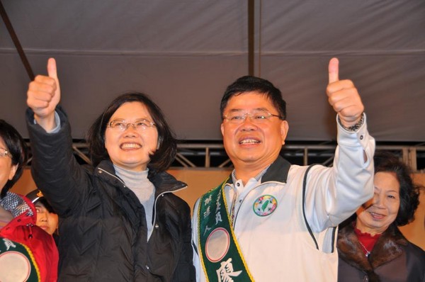 女兒進軍“國會” 蘇貞昌登門拜會綠營人士掃路障 女兒進軍“國會” 蘇貞昌登門拜會綠營人士掃路障