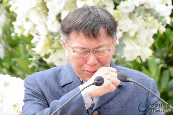 柯文哲在228中樞紀念儀式致詞時憶起祖父柯世元,多次哽咽落淚 柯文哲在228中樞紀念儀式致詞時憶起祖父柯世元,多次哽咽落淚