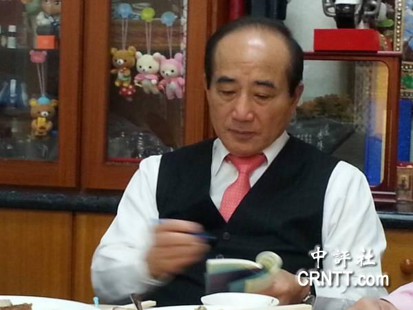 王金平西裝里揣神秘小本 隨身攜帶幾十年(組圖) 王金平西裝里揣神秘小本 隨身攜帶幾十年(組圖)