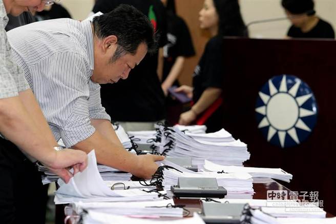 國民黨中央黨部工作人員仔細清點聯署書 國民黨中央黨部工作人員仔細清點聯署書