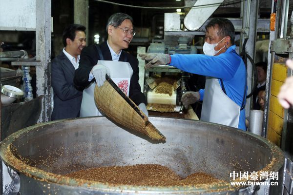 國(guó)臺(tái)辦主任張志軍參觀金門(mén)高粱酒廠 國(guó)臺(tái)辦主任張志軍參觀金門(mén)高粱酒廠