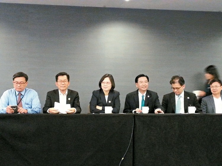 蔡英文被問"九二共識"含糊稱"求同存異" 洪秀柱狠批 蔡英文被問"九二共識"含糊稱"求同存異" 洪秀柱狠批