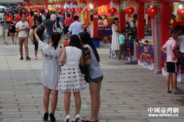 �ڰ���һ��(ch��ng)����֮�󣬃ɰ���ɫ�R��(hu��)ӿ�F(xi��n)����ʳ�͡����Ї�(gu��)�_(t��i)���W(w��ng) �ν��� �z��