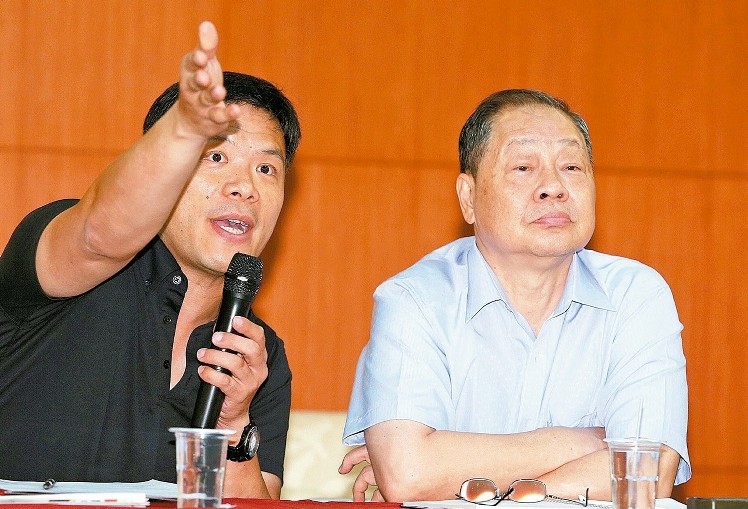 洪秀柱辦公室發言人游梓翔(左)說,現在出現很多造謠螺旋、抹黑打洪,洪陣營對這種情況保留法律追訴權 洪秀柱辦公室發言人游梓翔(左)說,現在出現很多造謠螺旋、抹黑打洪,洪陣營對這種情況保留法律追訴權