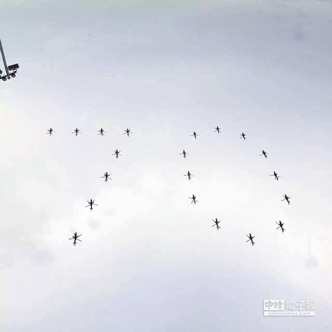 抗戰(zhàn)閱兵預(yù)演受臺(tái)媒關(guān)注,大批新武器震撼十足。(臺(tái)媒報(bào)道圖) 抗戰(zhàn)閱兵預(yù)演受臺(tái)媒關(guān)注,大批新武器震撼十足。(臺(tái)媒報(bào)道圖)