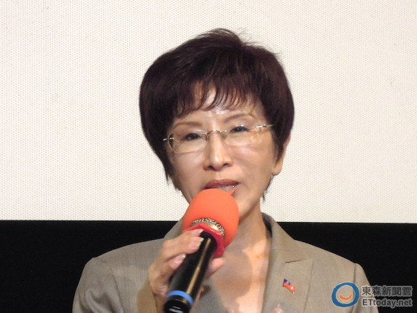 洪秀柱看《蘆葦之歌》動(dòng)情落淚:要為慰安婦討回公道 洪秀柱看《蘆葦之歌》動(dòng)情落淚:要為慰安婦討回公道