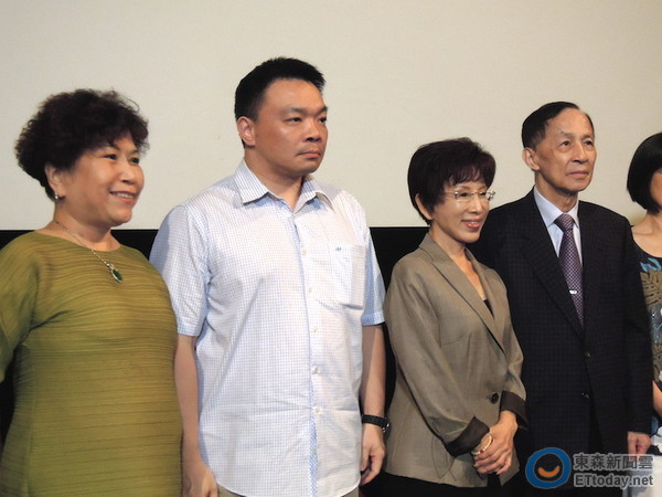 洪秀柱看《蘆葦之歌》動(dòng)情落淚:要為慰安婦討回公道 洪秀柱看《蘆葦之歌》動(dòng)情落淚:要為慰安婦討回公道