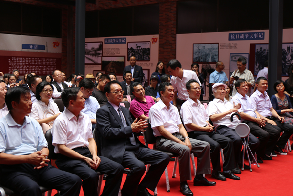 海峽兩岸紀(jì)念抗戰(zhàn)勝利70周年美術(shù)展在羊城開幕 海峽兩岸紀(jì)念抗戰(zhàn)勝利70周年美術(shù)展在羊城開幕