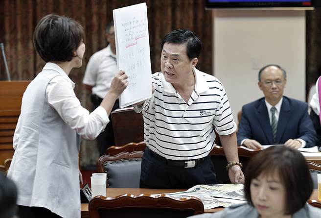 臺“立法院”討論核廢料處理 場外抗議場內互嗆 臺“立法院”討論核廢料處理 場外抗議場內互嗆