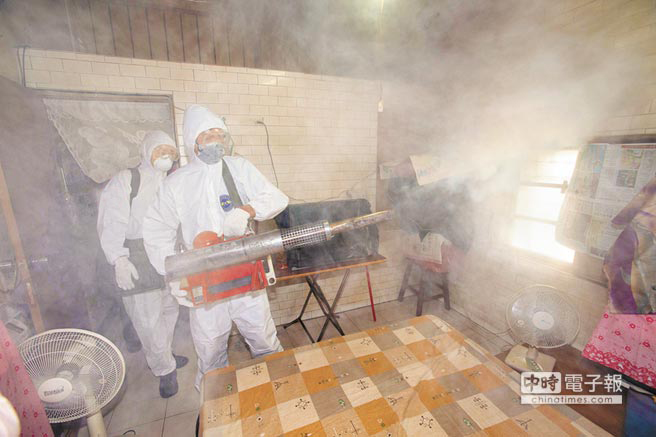 登革熱疫情持續(xù)延燒,臺軍化學(xué)兵到臺南市北區(qū)民宅進行消毒噴藥作業(yè)。(中時電子報 黃仲裕攝) 登革熱疫情持續(xù)延燒,臺軍化學(xué)兵到臺南市北區(qū)民宅進行消毒噴藥作業(yè)。(中時電子報 黃仲裕攝)