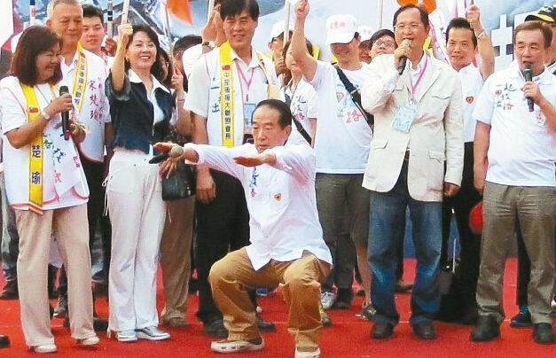 宋楚瑜演講蹲馬步證明體力 呼吁別再選出菜瓜(圖) 宋楚瑜演講蹲馬步證明體力 呼吁別再選出菜瓜(圖)