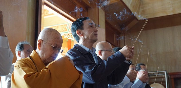 立倫拜訪佛教長老受勉勵:挑起艱巨任務 立倫拜訪佛教長老受勉勵:挑起艱巨任務