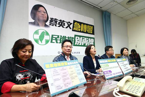 國民黨“立法院”黨團7日舉行記者會,呼吁讓陸生納健保。(圖片來源:臺灣《中時電子報》) 國民黨“立法院”黨團7日舉行記者會,呼吁讓陸生納健保。(圖片來源:臺灣《中時電子報》)