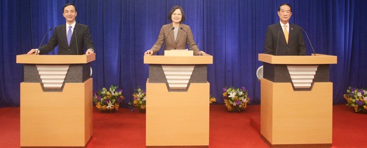 臺"大選"首場政見會:朱蔡交火 宋打藍罵綠被晾一旁 臺"大選"首場政見會:朱蔡交火 宋打藍罵綠被晾一旁