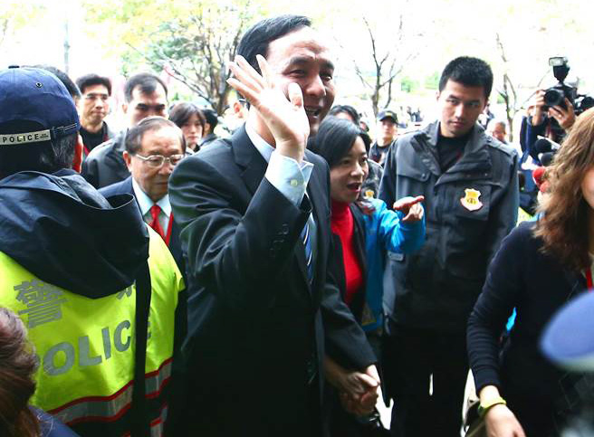 朱立倫與高婉倩牽手步入辯論現場 盡顯恩愛(圖) 朱立倫與高婉倩牽手步入辯論現場 盡顯恩愛(圖)