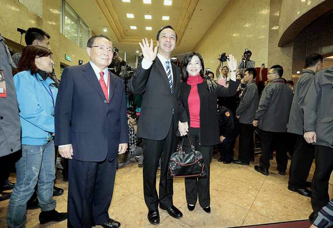 朱立倫與高婉倩牽手步入辯論現場 盡顯恩愛 朱立倫與高婉倩牽手步入辯論現場 盡顯恩愛