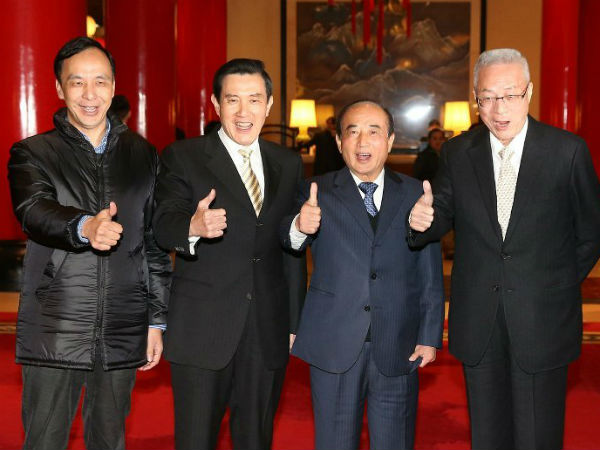 在黨內擁有較高人氣的臺灣地區副領導人吳敦義(最右)默認不參加此次黨主席補選。(網絡圖) 在黨內擁有較高人氣的臺灣地區副領導人吳敦義(最右)默認不參加此次黨主席補選。(網絡圖)