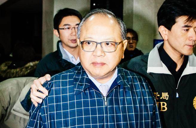 圖為調(diào)查局北機(jī)站移送“立院”秘書長林錫山(前)至地檢署復(fù)訊。(圖/《中時電子報》 郭吉銓攝) 圖為調(diào)查局北機(jī)站移送“立院”秘書長林錫山(前)至地檢署復(fù)訊。(圖/《中時電子報》 郭吉銓攝)