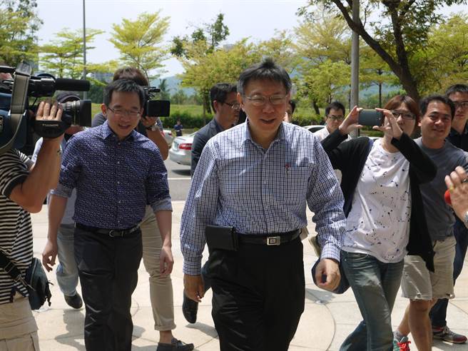 柯文哲再度南下探望陳水扁 對(duì)媒體詢(xún)問(wèn)不發(fā)一語(yǔ) 柯文哲再度南下探望陳水扁 對(duì)媒體詢(xún)問(wèn)不發(fā)一語(yǔ)