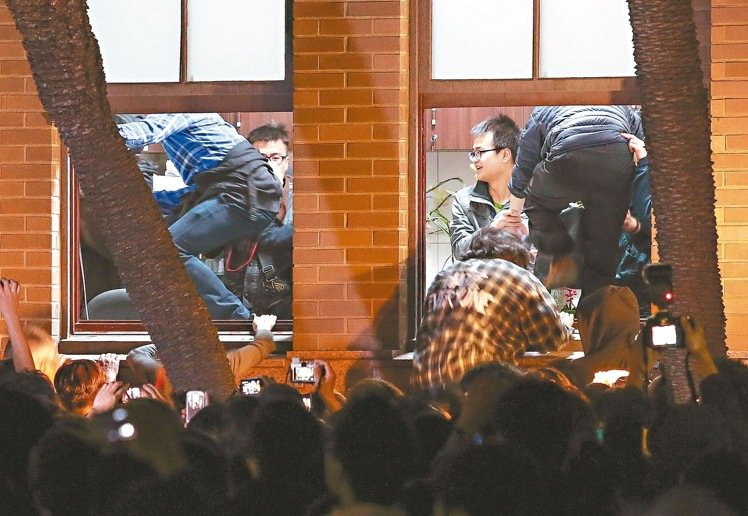 臺當(dāng)局撤告“太陽花學(xué)運(yùn)” 基層警察痛批“是非不分” 臺當(dāng)局撤告“太陽花學(xué)運(yùn)” 基層警察痛批“是非不分”