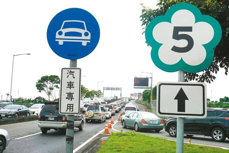 端午節高速塞爆 臺當局“交通部長”遭批離人民太遠 端午節高速塞爆 臺當局“交通部長”遭批離人民太遠