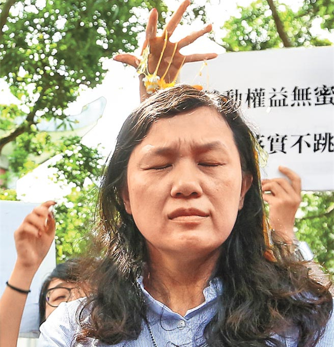 臺大學生不滿學習型助理制 赴臺當局教育部門抗議 臺大學生不滿學習型助理制 赴臺當局教育部門抗議