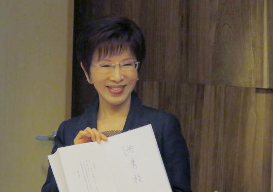 洪秀柱出席活動并在書上簽名 洪秀柱出席活動并在書上簽名