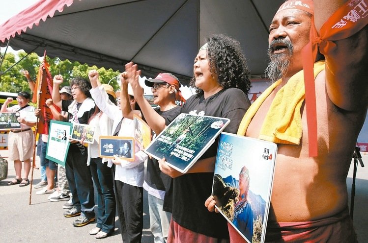 臺少數民族代表上街抗議 斥蔡英文道歉“玩假的” 臺少數民族代表上街抗議 斥蔡英文道歉“玩假的”