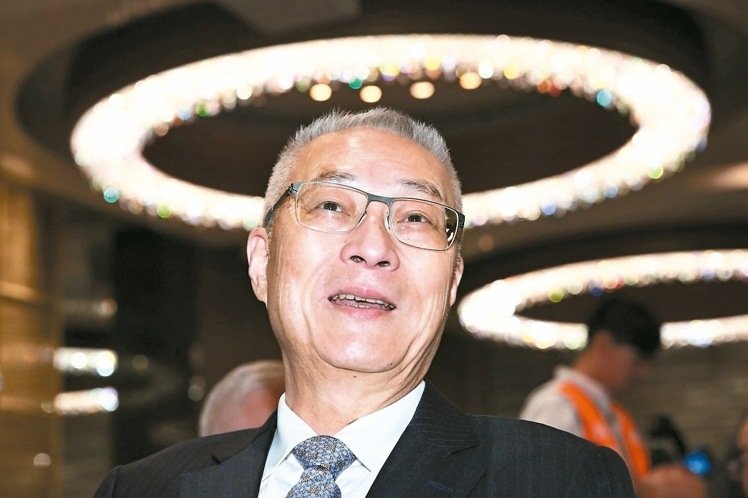 曾說慎重考慮參選的前臺灣地區副領導人吳敦義昨天(6日)表示,“一定會鄭重的考量,但不會在這個時候宣布”。 曾說慎重考慮參選的前臺灣地區副領導人吳敦義昨天(6日)表示,“一定會鄭重的考量,但不會在這個時候宣布”。