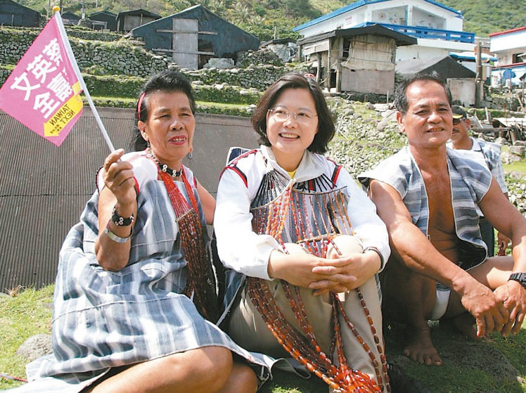 蔡英文今天(15日)將親往蘭嶼,回應核廢問題。圖為2011年10月,她前往蘭嶼參觀核廢料貯存場,穿著傳統服飾與少數民族合影 蔡英文今天(15日)將親往蘭嶼,回應核廢問題。圖為2011年10月,她前往蘭嶼參觀核廢料貯存場,穿著傳統服飾與少數民族合影