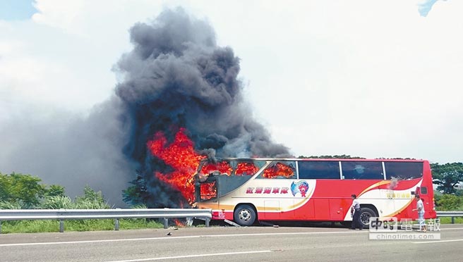 7月19日,陸客游覽車發生火燒車意外,造成26人死亡。(圖片來源:臺灣《中國時報》) 7月19日,陸客游覽車發生火燒車意外,造成26人死亡。(圖片來源:臺灣《中國時報》)