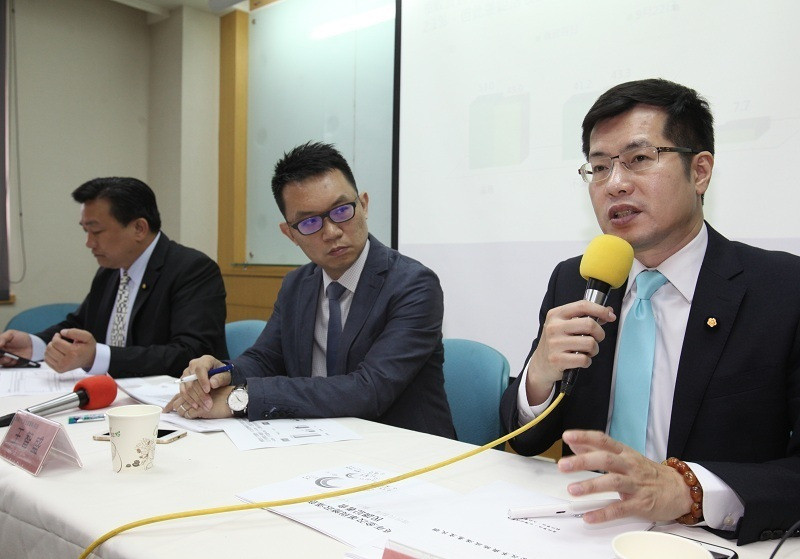 臺灣世代智庫26日舉行民調記者會,“立委”羅致政(右)、王定宇(左)出席,中間者為臺灣世代基金會董事王智盛教授 臺灣世代智庫26日舉行民調記者會,“立委”羅致政(右)、王定宇(左)出席,中間者為臺灣世代基金會董事王智盛教授