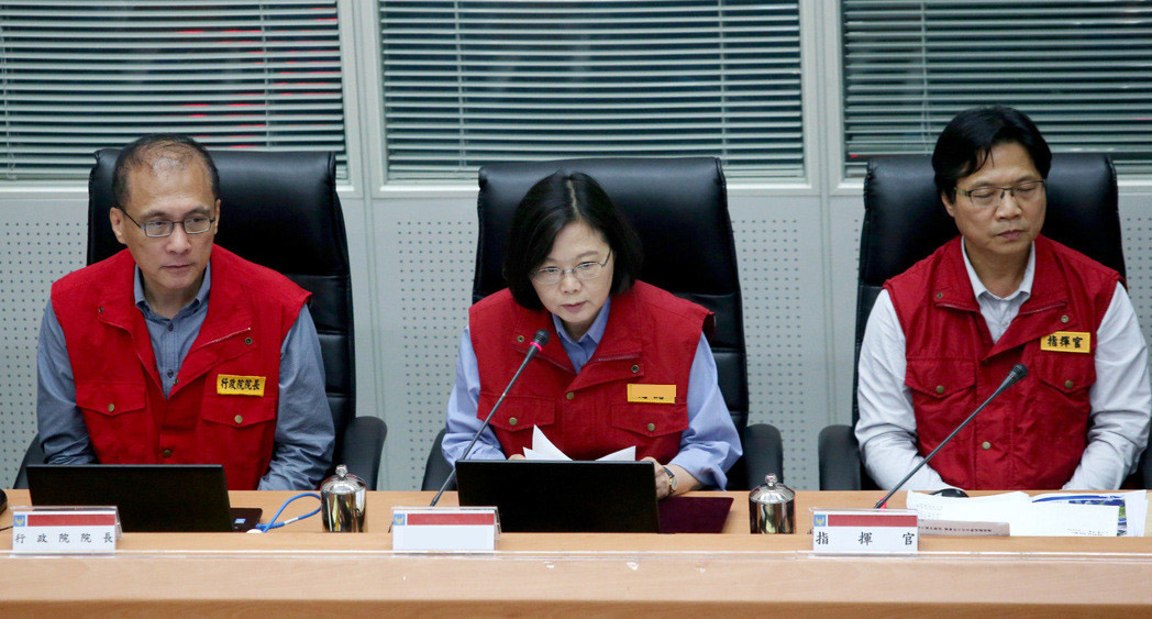 蔡發(fā)言期間,幾乎看著準(zhǔn)備好的稿子低頭照念,全程約2分鐘就結(jié)束快閃,留下現(xiàn)場一片錯(cuò)愕的媒體 蔡發(fā)言期間,幾乎看著準(zhǔn)備好的稿子低頭照念,全程約2分鐘就結(jié)束快閃,留下現(xiàn)場一片錯(cuò)愕的媒體