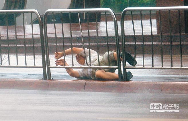 臺縣市放錯假挨批怪"氣象局" 臺媒:父母官肩膀何在 臺縣市放錯假挨批怪"氣象局" 臺媒:父母官肩膀何在