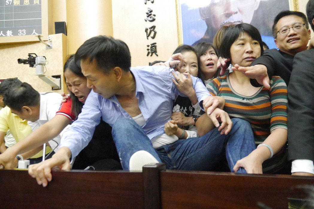 藍(lán)綠雙方霸占主席臺 藍(lán)綠雙方霸占主席臺