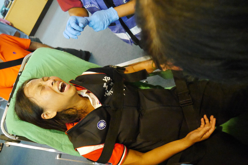 國民黨議員王家貞在過程中疑似腿部受傷 國民黨議員王家貞在過程中疑似腿部受傷