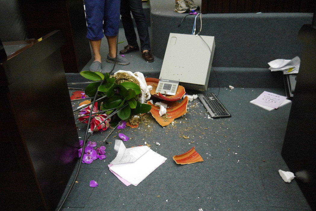 有人摔文件、拔電話線,撞破盆栽等,場面混亂 有人摔文件、拔電話線,撞破盆栽等,場面混亂