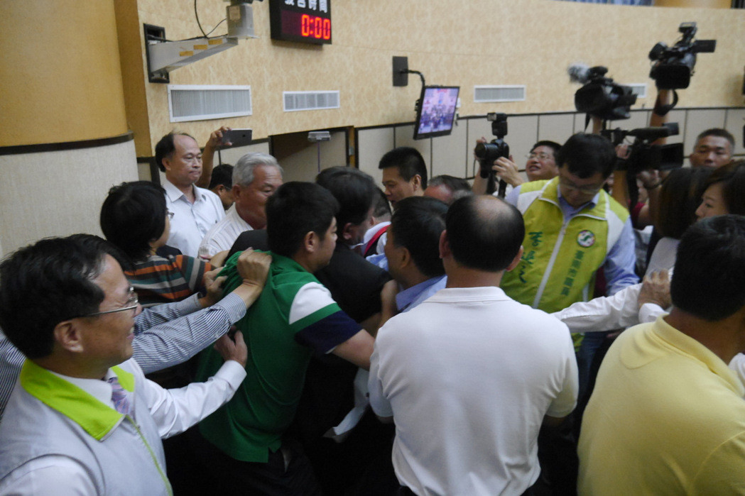 國民黨議員阻擋代理議長郭信良上主席臺宣布會議進(jìn)行,藍(lán)綠雙方展開拉扯、推擠 國民黨議員阻擋代理議長郭信良上主席臺宣布會議進(jìn)行,藍(lán)綠雙方展開拉扯、推擠