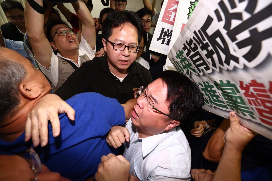 臺灣“立法院”衛環委員會5日審查“一例一休”藍綠爆沖突 臺灣“立法院”衛環委員會5日審查“一例一休”藍綠爆沖突