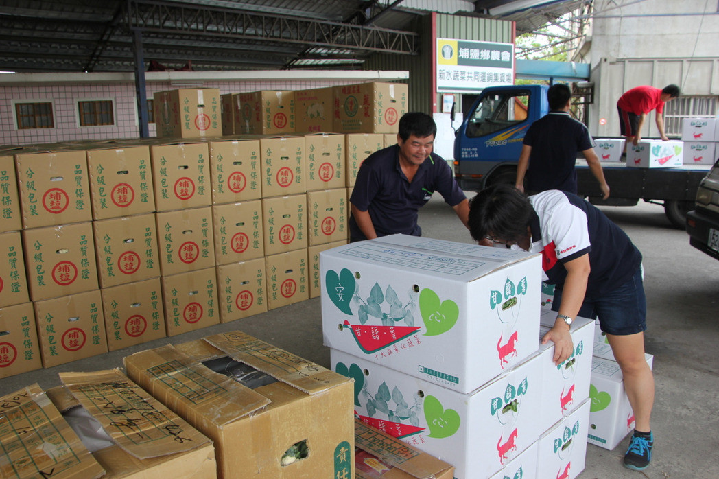 近月臺(tái)風(fēng)不斷,臺(tái)灣農(nóng)產(chǎn)品價(jià)格大漲,地瓜葉一斤要100多元新臺(tái)幣。圖為農(nóng)民搶著出貨地瓜葉 近月臺(tái)風(fēng)不斷,臺(tái)灣農(nóng)產(chǎn)品價(jià)格大漲,地瓜葉一斤要100多元新臺(tái)幣。圖為農(nóng)民搶著出貨地瓜葉